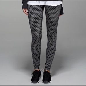 RARE LULULEMON ATHLETICA tri geo print leggings